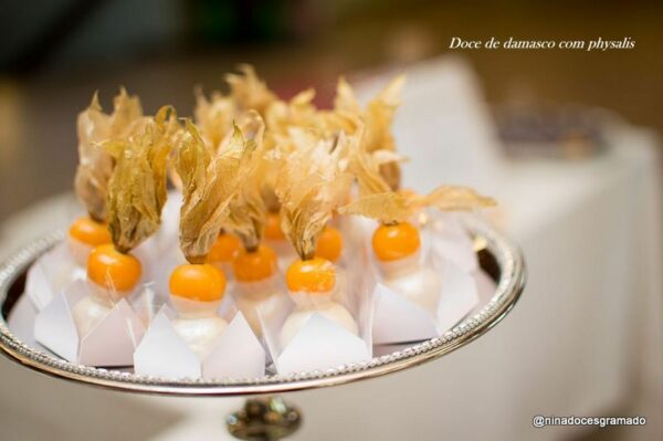 Doce de Damasco enfeitado com um Physalis - Image 2